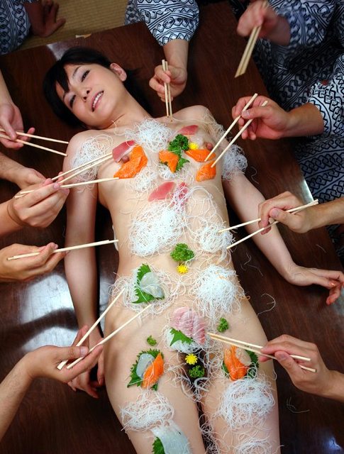 【女体盛りエロ画像】食べ物を粗末にするなと怒られそうな変態プレイ（16枚）